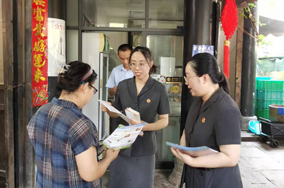 這個夏天，古鎮來了新“游客”——法律咨詢服務
